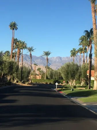 Retro Retreat - Close to Pools, Converted Garage with Shuffleboard Отели рядом с достопримечательностью «Footloose Reflexology Massage»