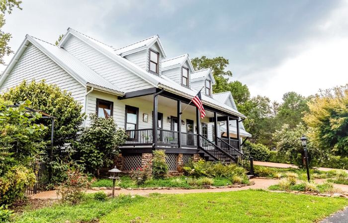 Newly Renovated White River Retreat, Breathtaking Views of the River, Sleeps 18