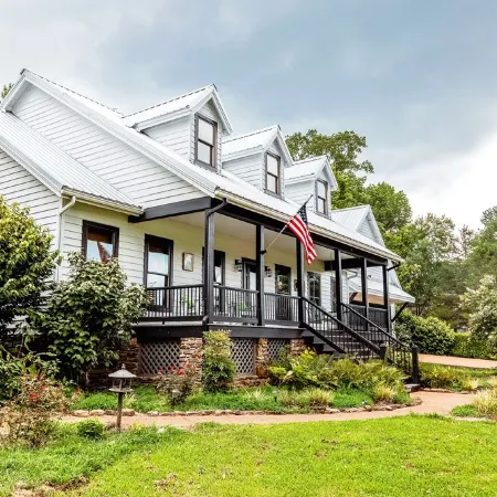 Newly Renovated White River Retreat, Breathtaking Views of the River, Sleeps 18