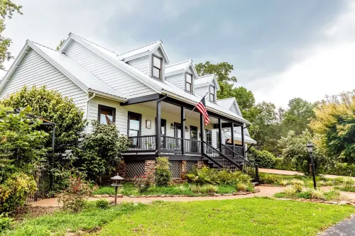 Newly Renovated White River Retreat, Breathtaking Views of the River, Sleeps 18