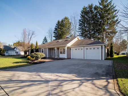 New! Charming Home in the Heart of Bemus Point, Lake Chautauqua, NY Отели в г. Бемус Пойнт