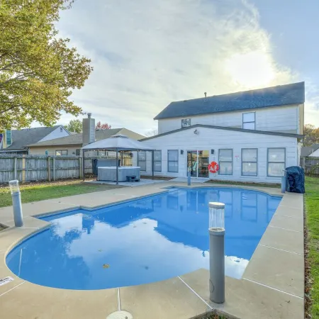 New! 5/3 with Hot tub, Arcade, Playground, Coffee bar, large TV and dining table