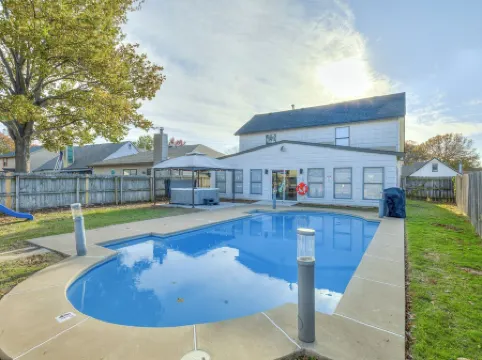 New! 5/3 with Hot tub, Arcade, Playground, Coffee bar, large TV and dining table