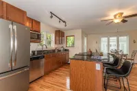 Fall Lake Getaway w/Bicycles & Walkable Neighborhood~ SPIRE/Wineries/BULA