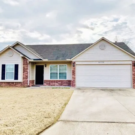 Cozy Broken Arrow Home -- Special Pricing for 30+ day stays!