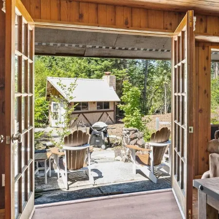 Hot Tub and Private Cabins, Free Snowshoes and EV Charger