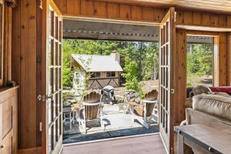 Hot Tub and Private Cabins, Free Kayaks and EV Charger