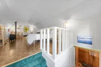 Perfect location! Cabin w/ hot tub- walk to beach, golf & trails