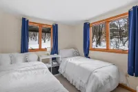 Large mountain cabin getaway with high speed WiFi and hot tub in Jackson, NH
