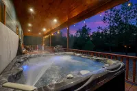 Ideal for 1-2 Families, Hot Tub🔥, Playset🧗 , Private Back Yard, PAC-Man🕹
