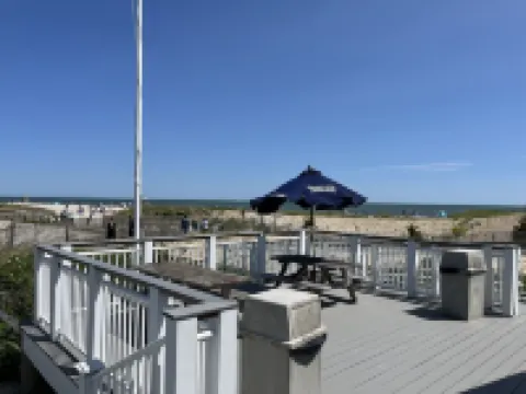 Available Memorial Weekend Near Seagull Beach, Short Walk to Restaurant, Shops