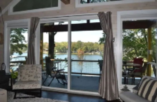 Beautiful Home Right on Lake Hamilton!  Hot Tub! Covered Boat Slip! Waterfall!!