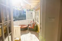 Prime location in town w parking! Walk to beach, shops & harbor-Sleeps 8