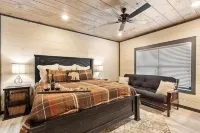 Large cabin a few miles from top attractions with Pool, Movie Theater, & Arcades Hotel in zona Sims Point
