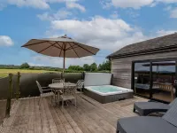 Buttercup lodge - sleeps 4/5 with hot tub & countryside views Hotels in Cheddar