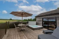 Buttercup lodge - sleeps 4/5 with hot tub & countryside views