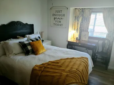 Apple Blossom Cottage // 2 Miles from Downtown ~ 10 Min to Mayo Hotels near Rochester International Airport