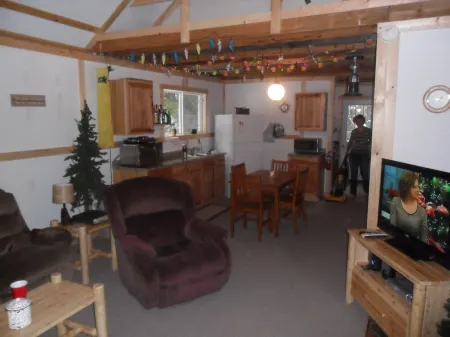 Cozy Camp Retreat! Enjoy four wheeling, hunting, 3 miles to Redfield Reservoir. Отели в г. Редфилд