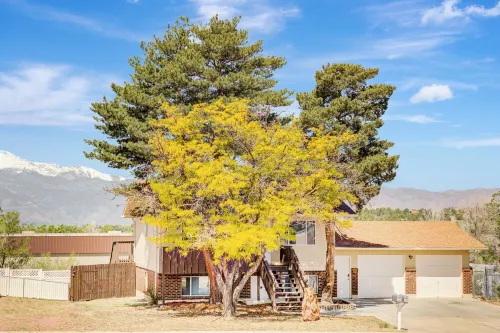 180° Mountain Range Views and Centrally Located