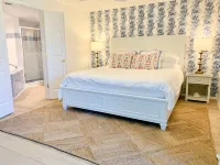 The Palm Lodge @ Loggerhead Cay 🐚 Beachside Accommodations 🐚 Pool & Pickleball