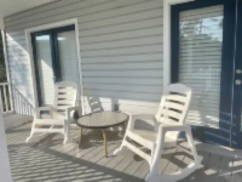 1 Block to Beach Pet Friendly Large Deck & Living Space +Plenty PK