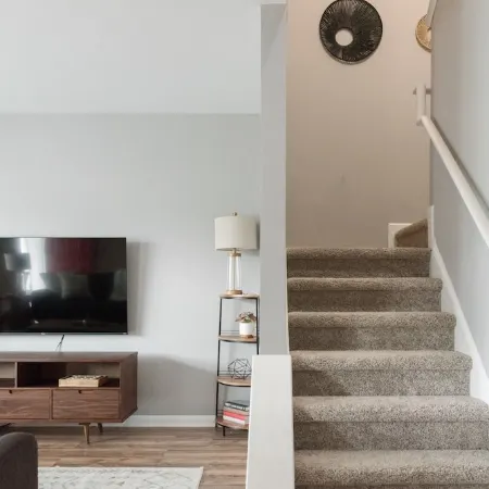 Louisburg Landing - Charming 3-bedroom townhome [Monthly Discount Available!] Отели рядом с достопримечательностью «Торговый центр Triangle Town Center»