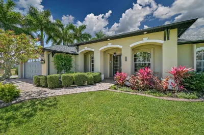 🌴Beautiful 4 bedroom, 2 bathroom, Den and private heated saltwater pool. 🌴