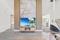 Bohemian Tropical Paradise Palm Harbor. Pool Home. 10mins to Honeymoon Island.