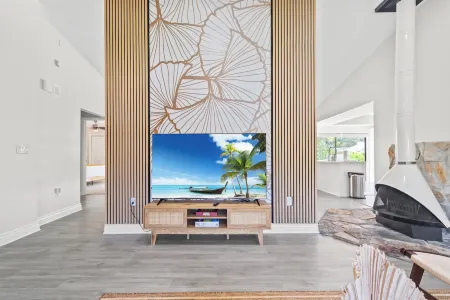 Bohemian Tropical Paradise Palm Harbor. Pool Home. 10mins to Honeymoon Island. Отели рядом с достопримечательностью «Pop Stansell Park»