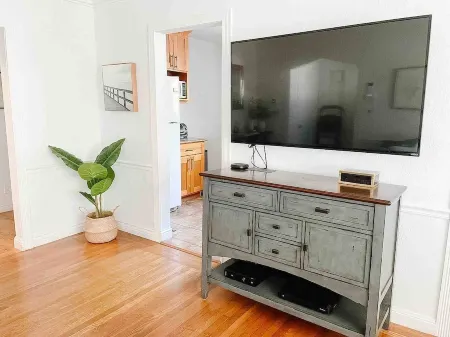 Cozy Home in a Quiet Neighborhood Отели рядом с достопримечательностью «Мар Айленд Навал Шипярд»