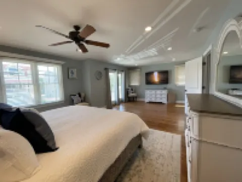 Oceanside fully remodeled home with new furniture. Only 4 houses to the beach! Hotels in 