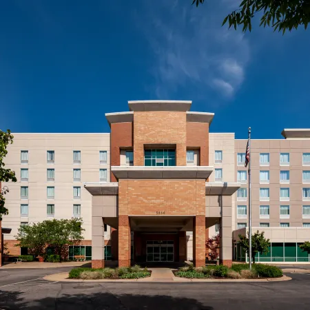 Hampton Inn & Suites St. Louis at Forest Park Отели рядом с достопримечательностью «Лесопарк»