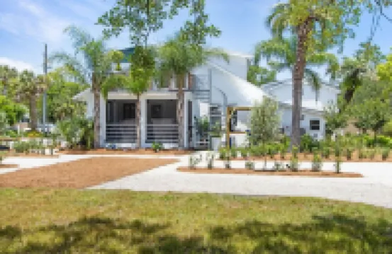 Charming Studio Apartment E - Steps to Beach & Dining