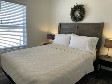 Home With Views  Near Grand Canyon West & Skywalk Отели в г. Мидвью