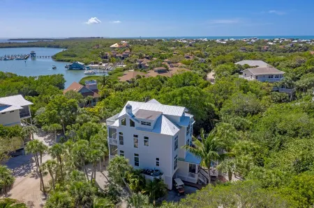 SERENITY NOW~1 Min. To BEACH!-SCREENED-IN HEATED POOL-2 Carts-4&6, Island Club