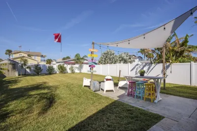 Hang With the Locals at the SURF PARK House! 3 blocks to the Beach, Pet friendly