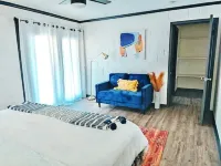 Maison Modernè Unit A: Work + Play Hotels in Windcrest