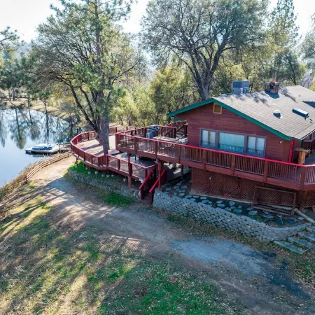 Perfect for Family Gatherings: Lakeside Beauty - 6Bdrm with Pool & Spa