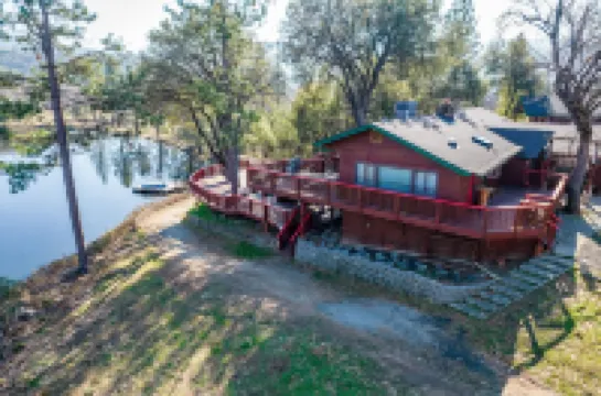 Perfect for Family Gatherings: Lakeside Beauty - 6Bdrm with Pool & Spa