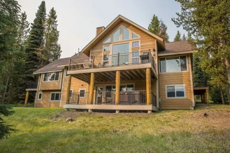 Spacious 4-bedroom house in charming Big Sky with wonderful views, WiFi and AC