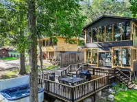 Bella Vista Cabin on the Lake with Hot Tub, Canoes, Beautiful Views, EV Charger.