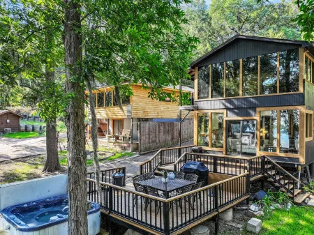 Bella Vista Cabin on the Lake with Hot Tub, Canoes, Beautiful Views, EV Charger.