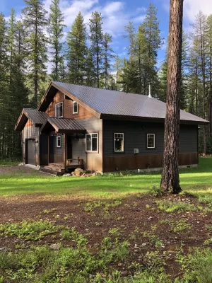 Perfect location between West and East Glacier Park entrances and next to river!