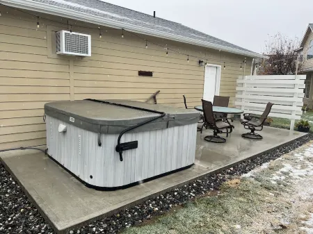 Charming farmhouse-style 1 bedroom apartment with hottub