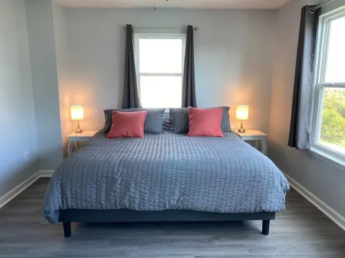 2 min walk to the beach - King-sized beds - Sound view - Paddle boards - Pool