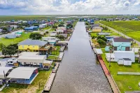 Paradise on Neptune. Saltwater canal, minutes to ICW and beach.