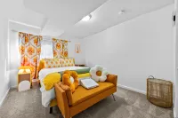 Casa Kaleidoscope: Whimsical Selfie Museum - 5bd sleeps 15