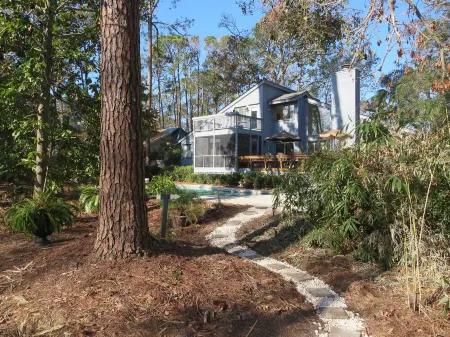 2 Min Walk 2 Beach Pickleball Golf Tennis Restaurants. Pvt Heated Pool Spa Bikes