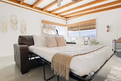 Private and secluded desert cabin with views. Close to JTNP and Pioneertown Hotels in der Nähe von Crazy Horse Ranch