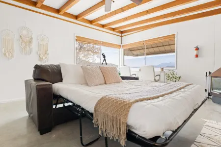 Private and secluded desert cabin with views. Close to JTNP and Pioneertown Отели рядом с достопримечательностью «Crazy Horse Ranch»